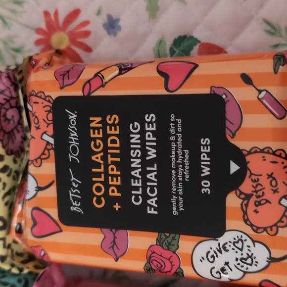 Pick One Cleansing Facial Wipes Betsey Johnson New - Picture 5 of 6